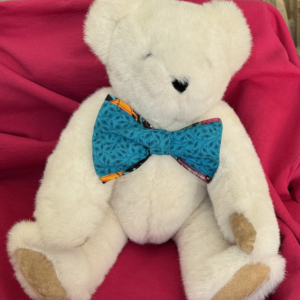 Vermont Teddy Bear Company 18" White Vintage 1997 Handsome guy/girl!! Quality